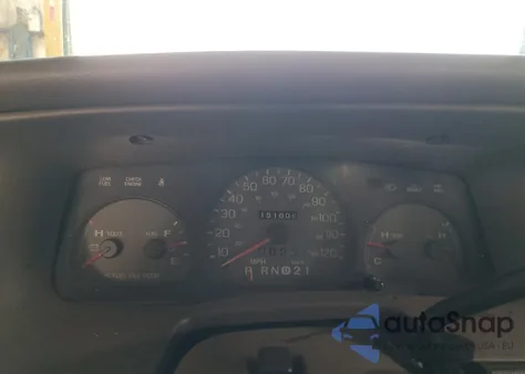 2000 Mercury Grand Marquis Gs z USA, uszkodzony, nr VIN 2MEFM74W7YX682098